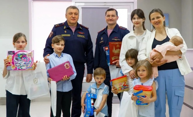 Начальник столичного главка Росгвардии Пётр Зоров встретился с семьей сотрудника вневедомственной охраны, воспитывающей 8 детей