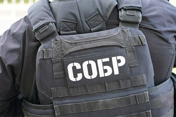 Сотрудники Росгвардии оказали помощь девушке, пострадавшей от наезда автомобиля в центре Москвы