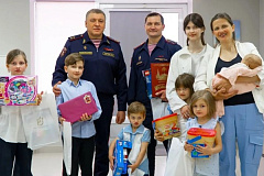 Начальник столичного главка Росгвардии Пётр Зоров встретился с семьей сотрудника вневедомственной охраны, воспитывающей 8 детей