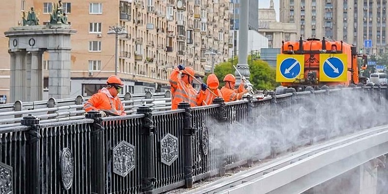Более двух тысяч инженерных сооружений промоют в Москве перед Днем города