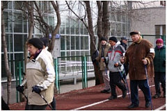 Центр досуга "Перекресток" организовал соревнования по скандинавской ходьбе 