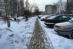 Парковочные карманы очистили от снега в районе