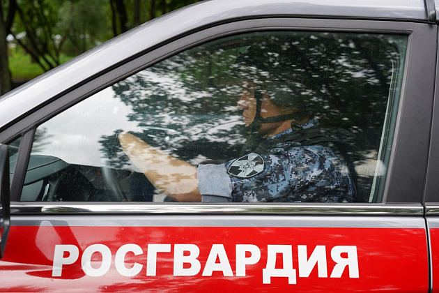 В Москве росгвардейцы задержали подозреваемого в использовании сувенирных купюр для оплаты покупок